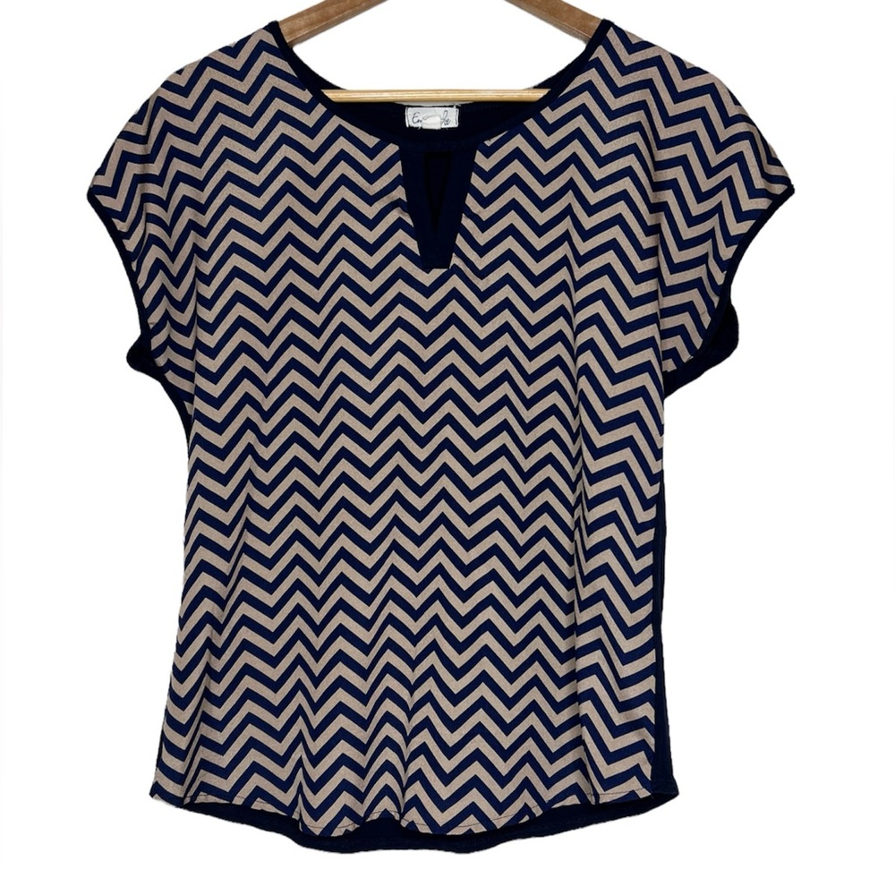 Emi & Joe Short Sleeve Chevron Navy & Tan Blouse Size Medium - Picture 2 of 4
